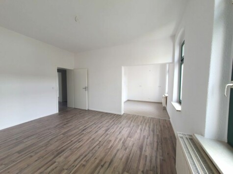 Altbaucharme mit Balkon … neu renoviert… EBK möglich!, 09131 Chemnitz, Erdgeschosswohnung