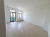 Einbauküche, Laminatboden und schickes Badmöbel inklusive... was will man mehr! - Wohnzimmer Richtung Balkon