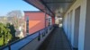 Sonnige DG-Wohnung mit Balkon u. TG-Stellplatz! - Laubengang