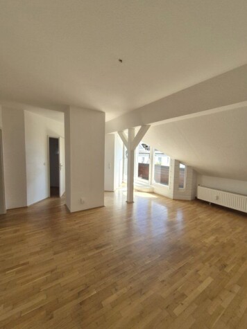 Süße DG-Wohnung mit Loggia … sofort beziehbar!, 09126 Chemnitz, Dachgeschosswohnung