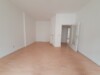 2 Zimmer mit Balkon, EBK, zentral gelegen! - Wohnzimmer Richtung Flur